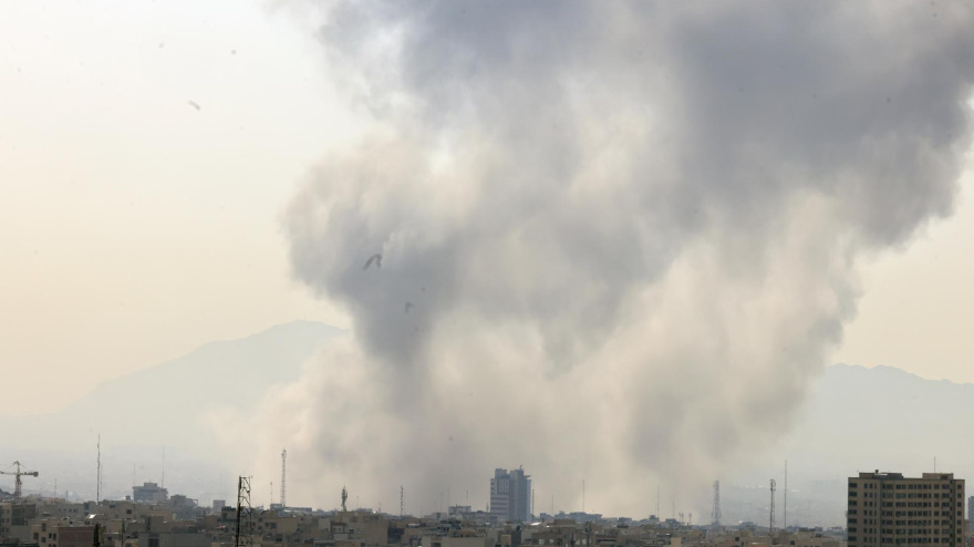 Humo se eleva en el centro de Teherán tras el ataque israelí, 28 de febrero de 2026. Israel lanzó un ataque contra Irán el 28 de febrero de 2026.