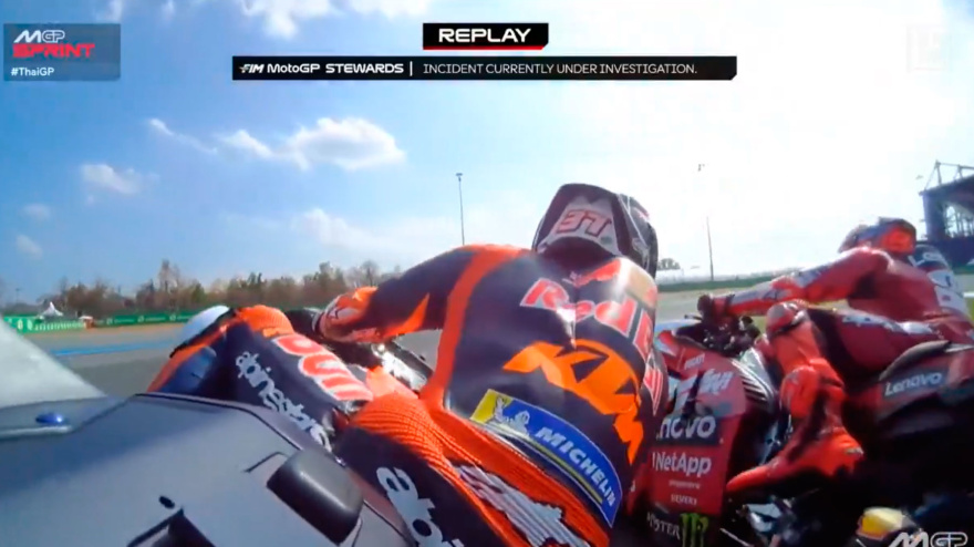 Acosta y Márquez se tocaron y el catalán fue sancionado perdiendo la victoria en Buriram.