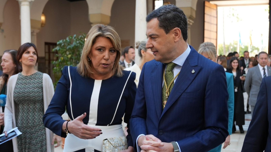 La senadora del PSOE y expresidente de la Junta, Susana Díaz, y el presidente de la Junta, Juanma Moreno, conversan en los pasillos del Parlamento andaluz antes del Pleno institucional con motivo del 28F