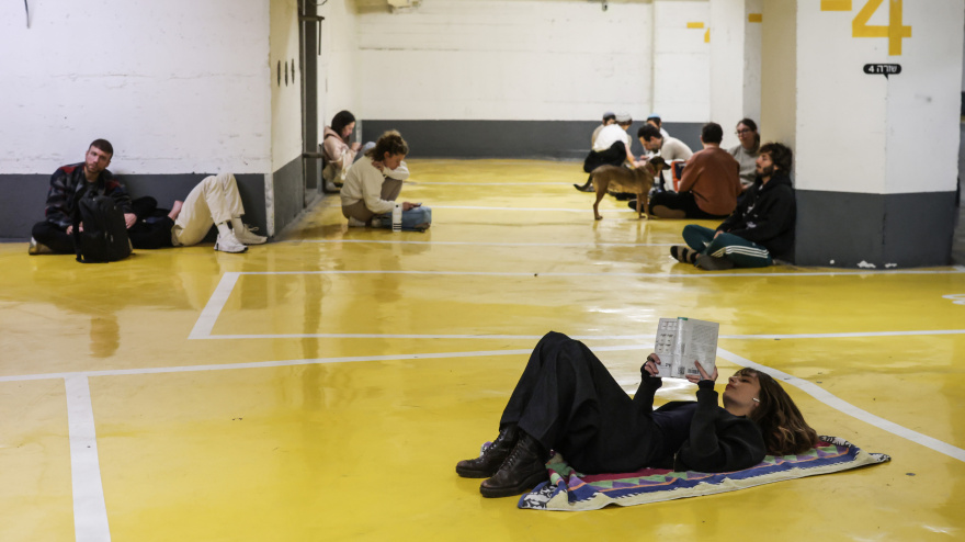 Personas se refugian en un estacionamiento subterráneo tras las alarmas por misiles entrantes desde Irán