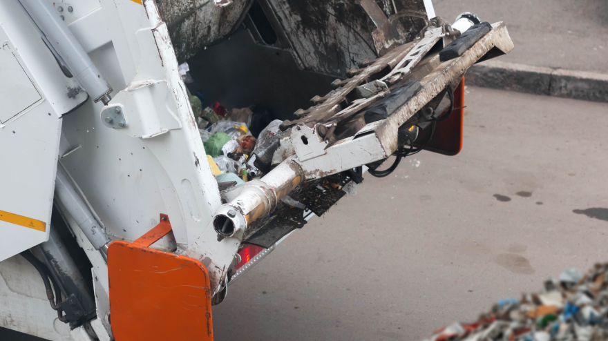 Foto de archivo de un camión de recogida de residuos sólidos urbanos