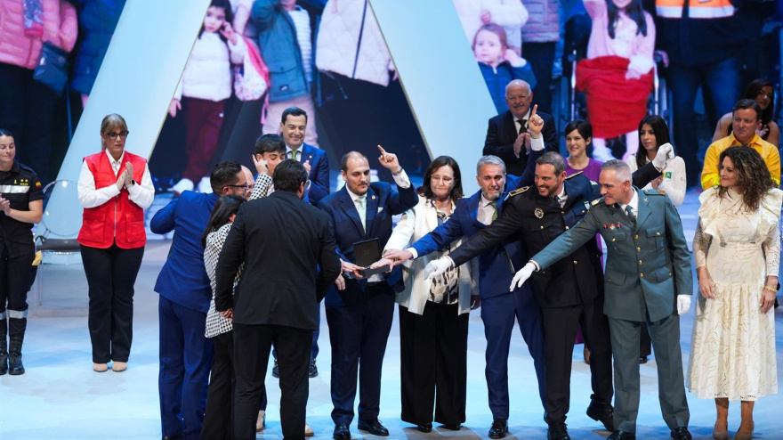 Entrega de la Medalla de Andalucía a los Valores Humanos, Solidaridad y Concordia al pueblo de Adamuz de la mano de su alcalde, Rafael Ángel Moreno, y diez vecinos de la localidad