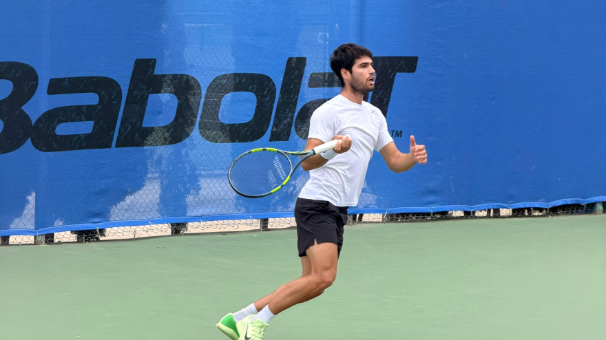 Carlos Alcaraz entrena antes de viajar a EEUU