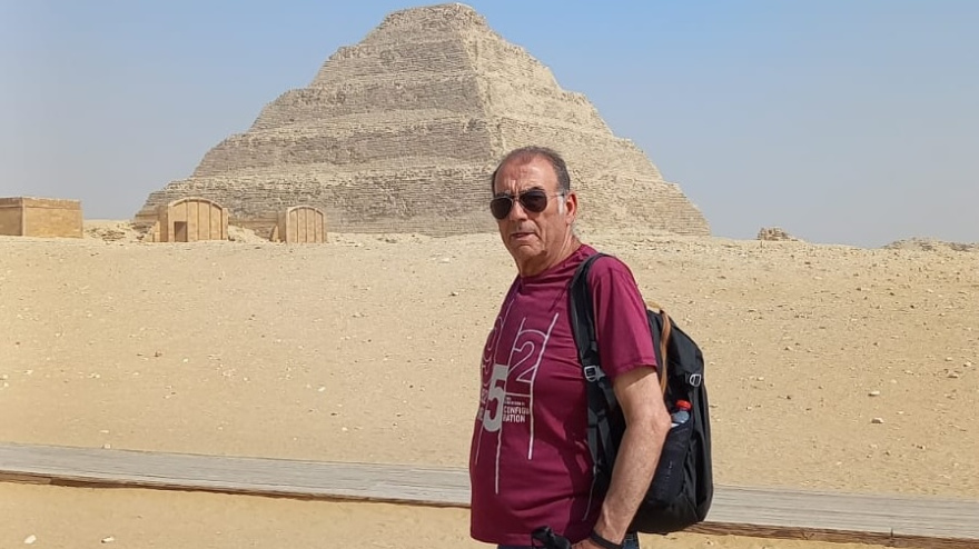 José Ángel Calero, en una visita a la pirámide de Zoser (Egipto)
