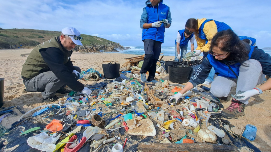 Un momento del recuento con los residuos retirados