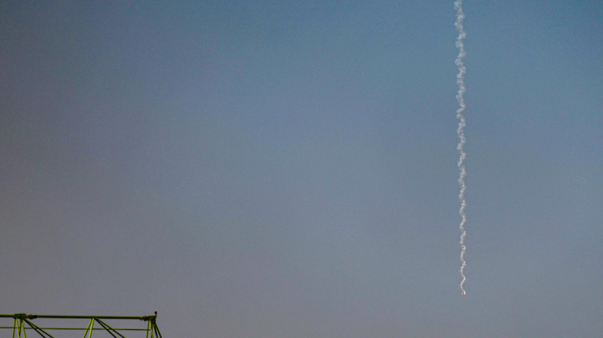 Se ve humo de una aparente intercepción de misiles en el cielo de Dubai después de un presunto ataque iraní en Dubai.