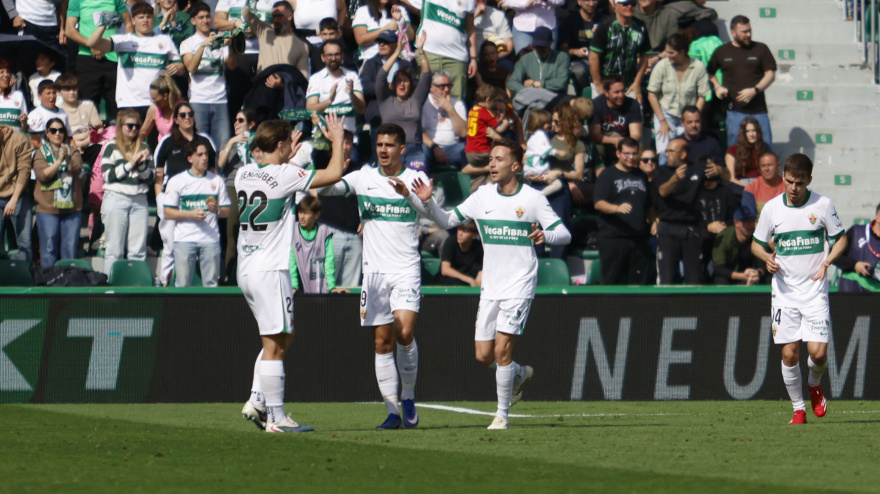 Aguado celebra con sus compañeros el gol marcado en el Elche - Espanyol