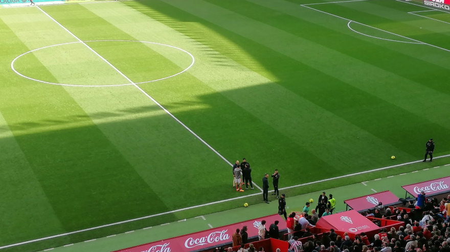 El Sporting-Leganés, detenido por atención sanitaria a un aficionado en la grada