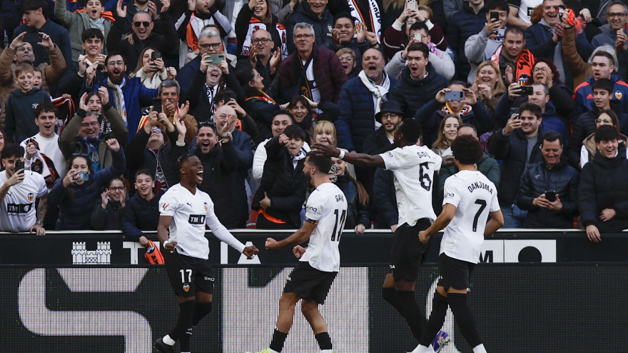 Los jugadores del Valencia celebran el gol de Ramazani ante Osasuna