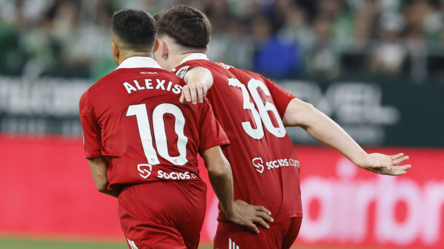 Alexis Sánchez celebra el 2-1 del Sevilla contra el Betis