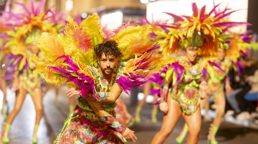 Uno de los grupos participantes en los desfiles del carnaval de Águilas