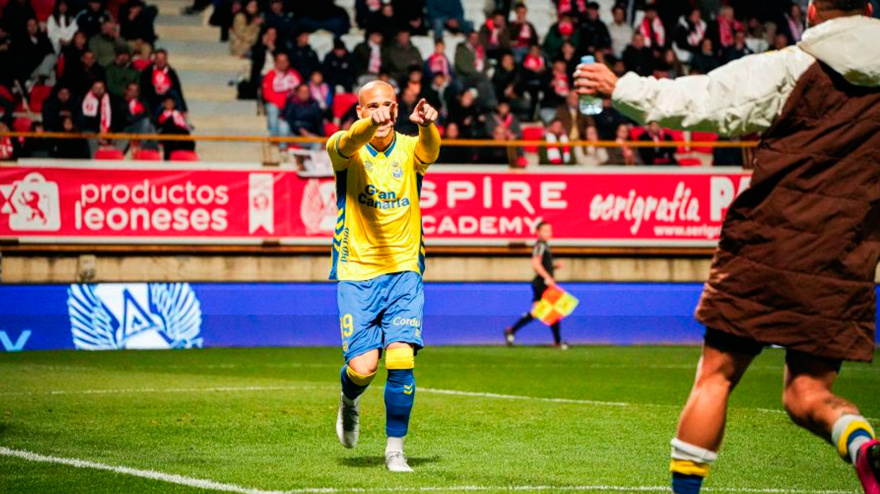 La UD Las Palmas celebra uno de los tres goles marcados en el Reyno de León