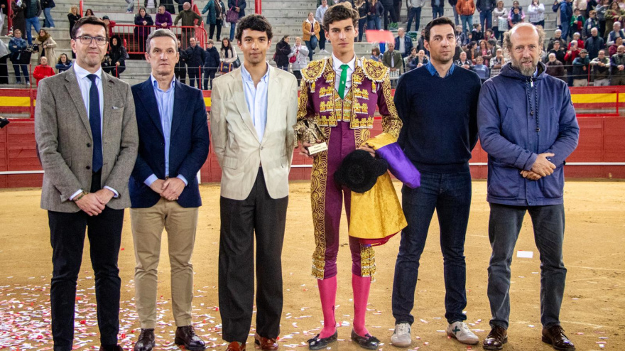 Rodrigo Cobo, recogiendo el trofeo como triunfador del certamen Kilómetro Cero
