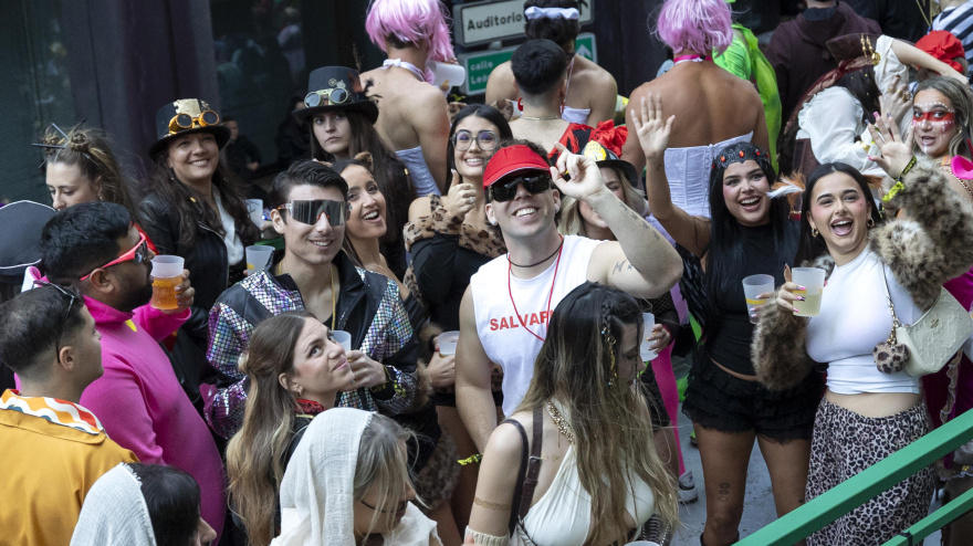 GRAFCAN697. LAS PALMAS DE GRAN CANARIA (ESPAÑA), 01/03/2026.- El cantante Quevedo (c) participó este sábado en los carnavales de su ciudad, Las Palmas de Gran Canaria. Lo hizo disfrazado de socorrista y subido en una de las cabalgatas que arrastraron a las calles a 140.000 personas -según el Ayuntamiento-, acompañado de amigos y otros cantantes canarios que también le acompañan en el videoclip 'Ni borracho', su último sencillo, ambientado en los carnavales. EFE/Quique Curbelo