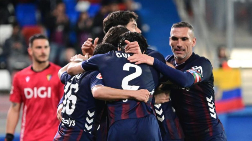 Los futbolistas del Eibar celebran un gol contra el Cádiz