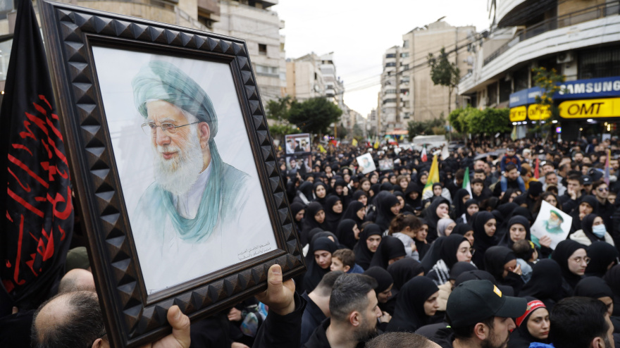 Miles de personas se congregaron en la Plaza Ashura, en los suburbios del sur de Beirut, tras un llamamiento de Hezbolá, expresando dolor, ira y renovada lealtad a Irán tras el asesinato del Líder Supremo Alí Jamenei.