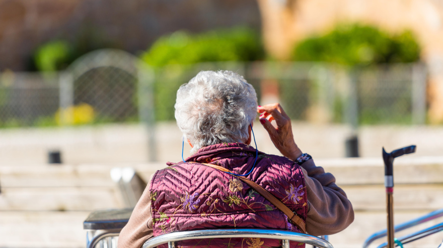 Imagen de recurso de una mujer mayor en una calle de Barcelona
