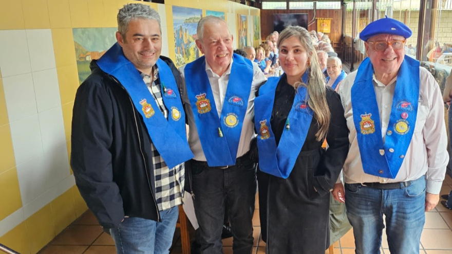 De izquierda a derecha; José Fernández, actual propietario, Justo García, antiguo propietario, Arletys Remolin, esposa del actual propietario y Carlos Guardado, miembro de los Gastrónomos del Yumay