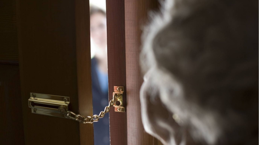 Un hombre abre la puerta a falsos revisores del gas