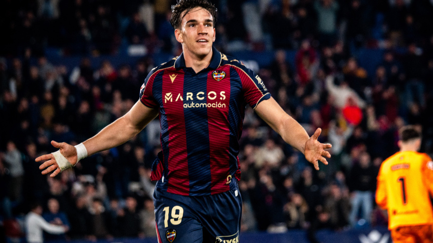 Espí celebra el 2-0 ante el Deportivo Alavés