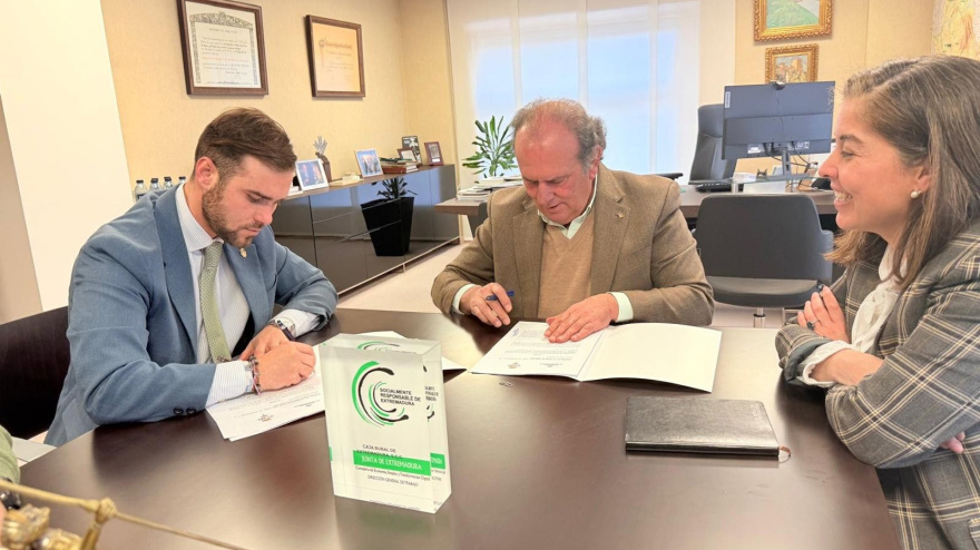 02/03/2026 Caja Rural de Extremadura vuelve a ser patrocinador oficial del XXXVI Salón del Jamón Ibérico de Jerez de los Caballeros.El presidente de Caja Rural de Extremadura, Urbano Caballo, y el alcalde de Jerez de los Caballeros, Raúl Gordillo, han renovado su convenio de colaboración y la entidad financiera volverá a ser patrocinadora oficial del XXXVI Salón del Jamón Ibérico y la Dehesa, que se celebrará del 7 al 10 de mayo en el Recinto Ferial de la citada localidad pacense.ECONOMIA EXTREMADURA ESPAÑA EUROPA BADAJOZCAJA RURAL DE EXTREMADURA