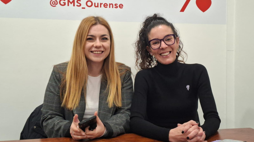 Las ediles socialistas, Alba Iglesias y María Fernández, explican las mociones al próximo pleno en la oficina del PSOE en el Concello de Ourense