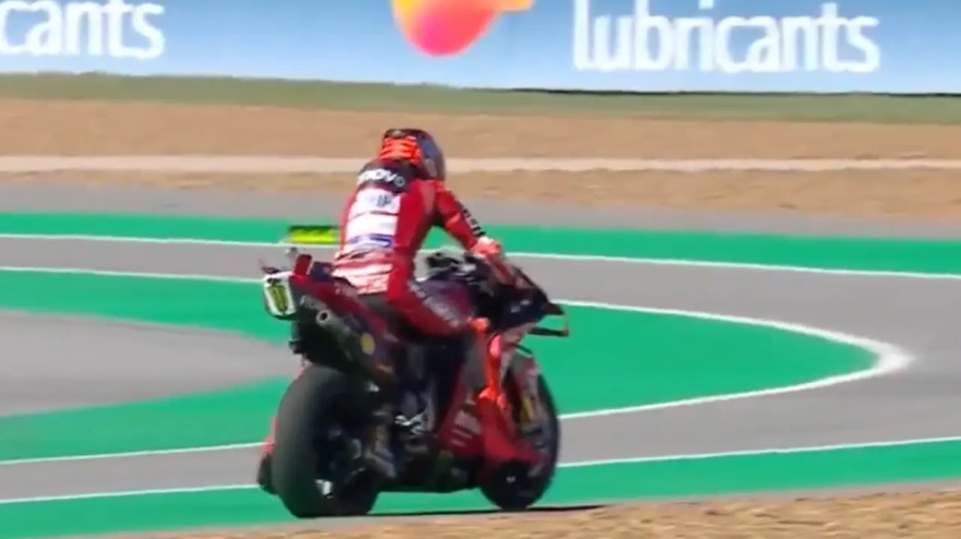 Marc sufrió un reventón de la rueda trasera que le dejó fuera de la carrera