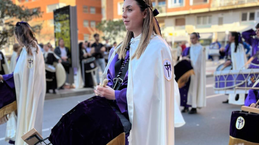 Raquel Trevijano, al frente de la Banda de Música de la Cofradía El Descendimiento