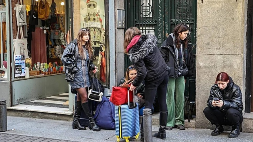Un grupo de turistas en las puertas de una vivienda