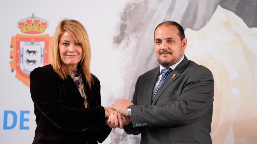 La alcaldesa de Huelva, Pilar Miranda, y al alcalde de Adamuz (Córdoba), Rafael Ángel Moreno, en el acto de hermanamiento de ambos municipios.JOAQUÍN CORCHERO-EUROPA PRESS02/3/2026