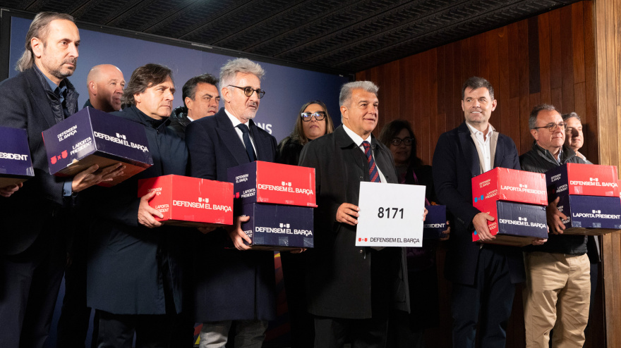 El aspirante a la presidencia del FC Barcelona Joan Laporta entrega las firmas con las que pretende adquirir la condición oficial de candidato