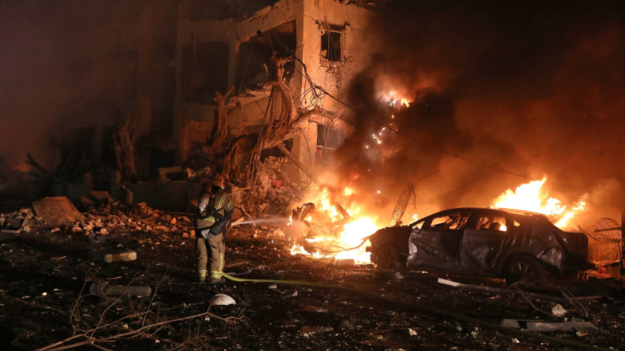 Un miembro de las fuerzas de seguridad y rescate israelíes trabaja en el lugar donde un misil balístico disparado desde Irán impactó y causó daños en Tel Aviv.