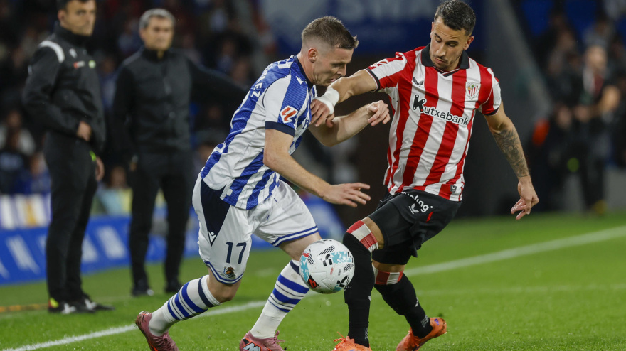 El centrocampista del Athletic Alex Berenguer (d) pelea un balón con el defensa de la Real Sociedad Sergio Gómez durante el partido de Liga del 1 de npviembre 2025 en el estadio Reale Arena de San Sebastián. EFE/ Juan Herrero