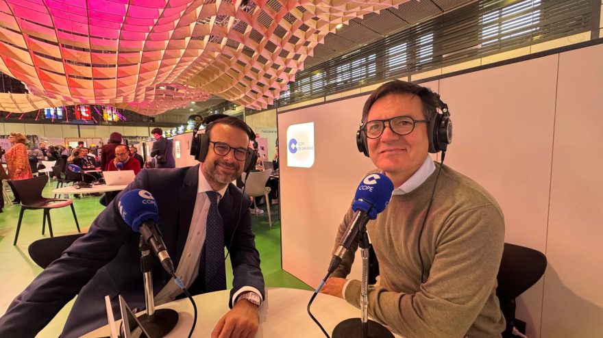 José Alba, director general de la división hotelera del Grupo Lopesan y Roberto González, presentador de Herrera en COPE Canarias