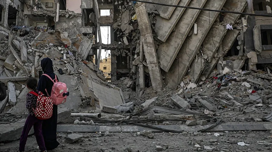 Edificios destrozados por bombardeos israelíes en Gaza