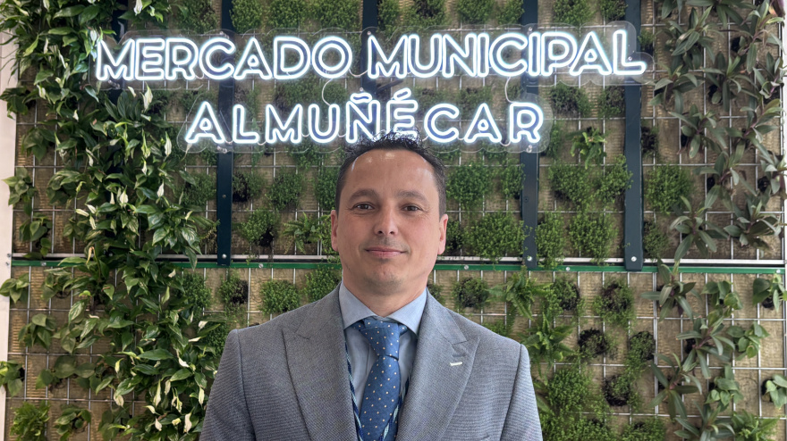 Un jardín vertical con 4.500 plantas vivas da la bienvenida al nuevo mercado de Almuñécar