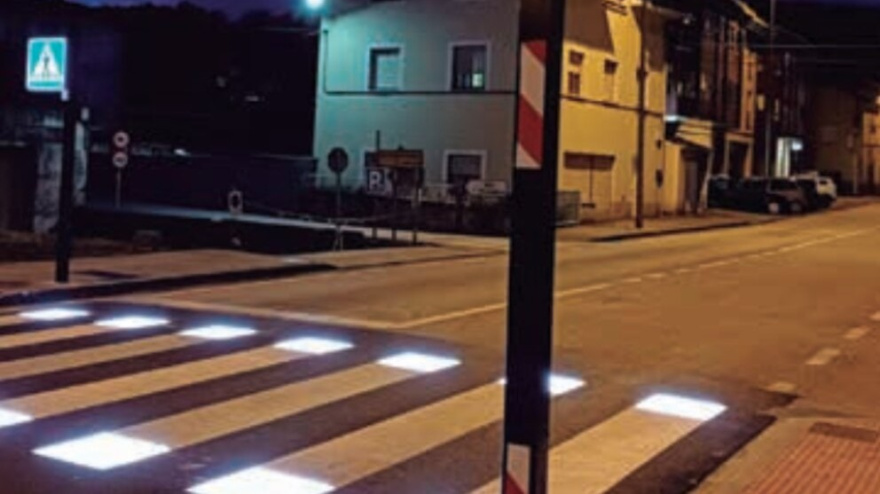 Un paso de peatones inteligente instalado en una localidad de Asturias