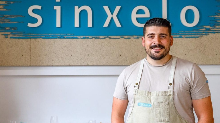 Adrián Pérez en su restaurante Sinxelo de Ferrol