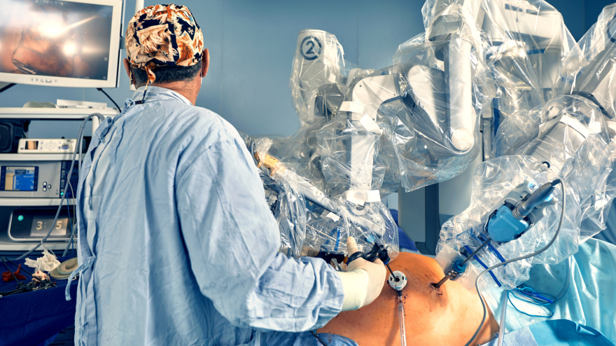 Un médico realiza una intervención en el quirófano.