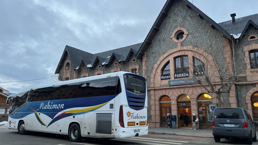 Un autocar parado en la estación de Puigcerdá para recoger a usuarios del R3