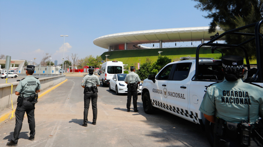 Integrantes de la Guardia Nacional custodian en las inmediaciones del Estadio Arkón este sábado, en Guadalajara, Jalisco (México)