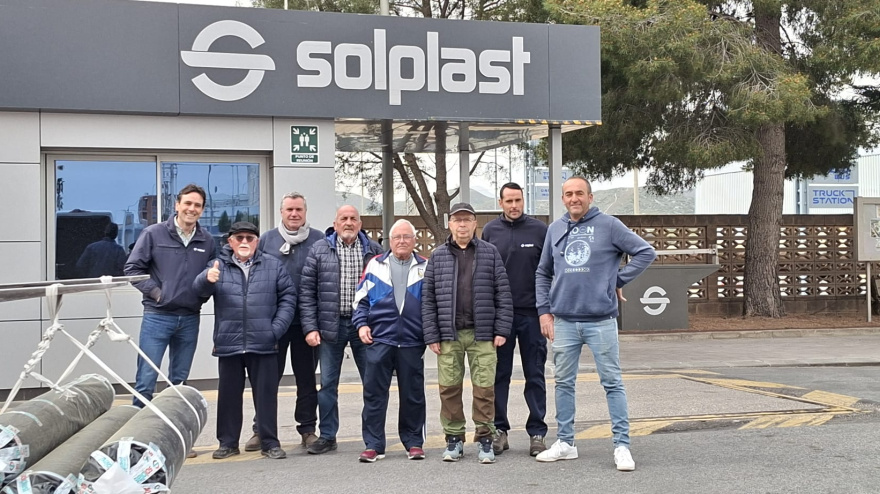 Representantes de la Asociación de Amigos del Pueblo Saharaui de Lorca ante una de las empresas donantes