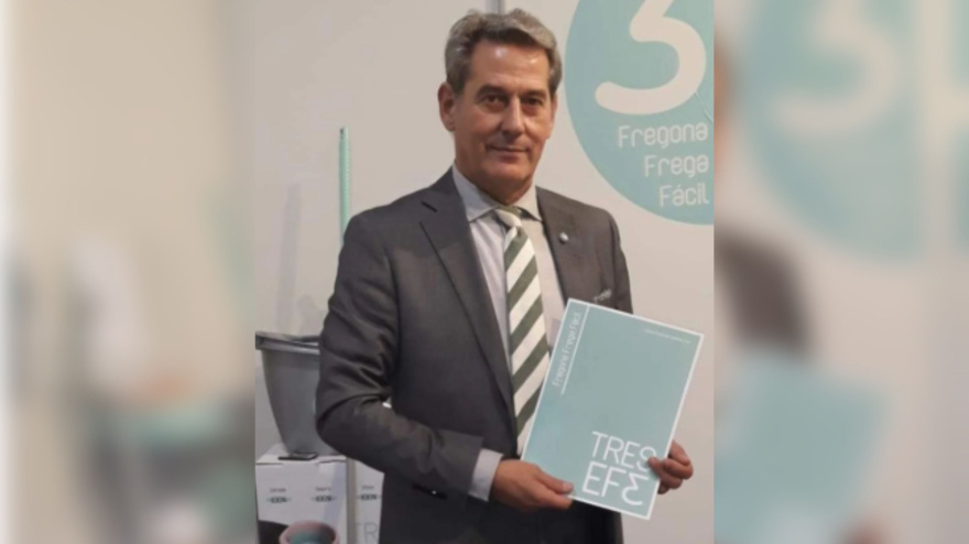 Fernando Ramos-Valcarce, inventor de una fregona mejorada