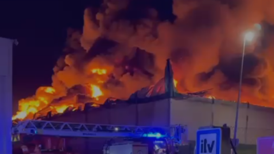 Un voraz incendio devora una nave industrial en Cantabria y moviliza un amplio dispositivo de emergencias