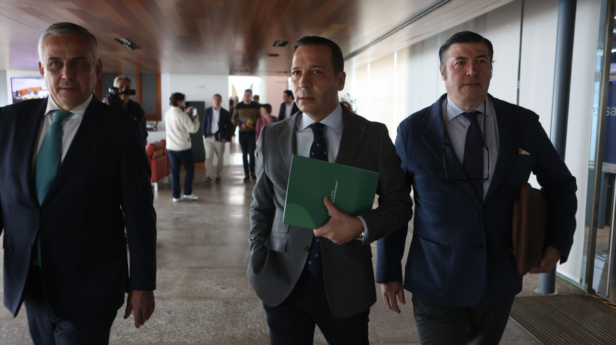 El líder de VOX en Extremadura, Óscar Fernández Calle (c), a su llegada al debate de investidura, a 3 de marzo de 2026, en Mérida, Extremadura (España). El debate de investidura de María Guardiola como presidenta de la Junta de Extremadura arranca este martes, 3 de marzo, en la Asamblea de Extremadura, sin que hasta el momento se haya cerrado un acuerdo de gobernabilidad entre PP y Vox.Jorge Armestar / Europa Press03/3/2026