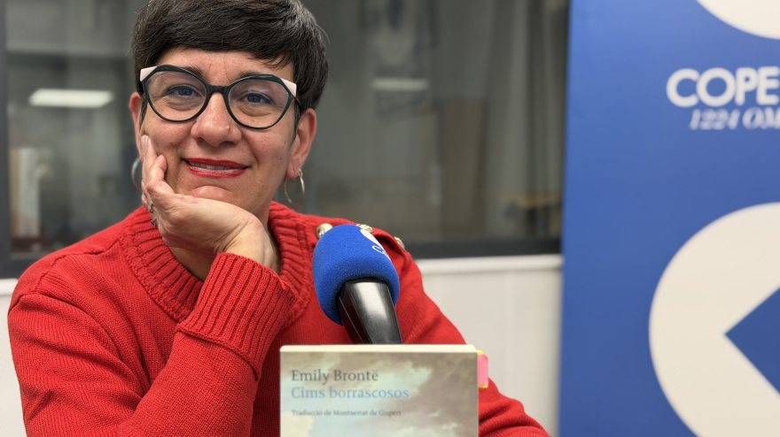 Anabel Ramos amb el llibre Cims Borrascosos als estudis de COPE Lleida