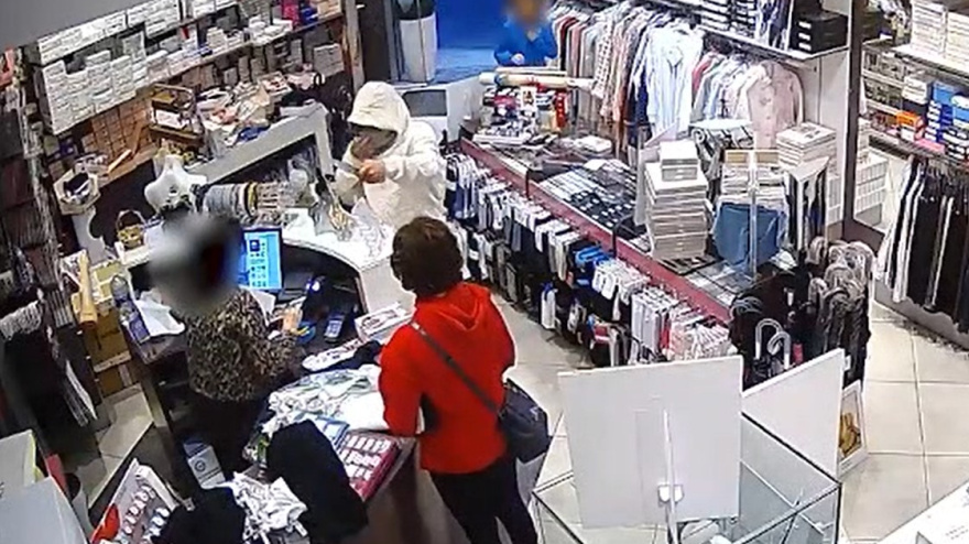 El ladrón entró en el establecimiento con un cuchillo de grandes dimensiones