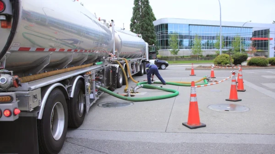 Imagen de un camión repostando combustible