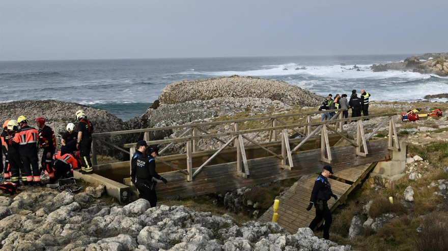 Servicios de emergencias trabajan en el lugar de los hechos, a 3 de marzo de 2026, en Santander, Cantabria (España). Tres mujeres han fallecido esta tarde al romperse una pasarela en la playa de El Bocal, en Santander, y caer al mar. Una de ellas había sido trasladada en estado grave a la UVI del Hospital Universitario Marqués de Valdecilla, donde finalmente ha muerto. En estos momentos hay tres personas desaparecidas y una cuarta que está siendo atendida en el lugar por hipotermia.