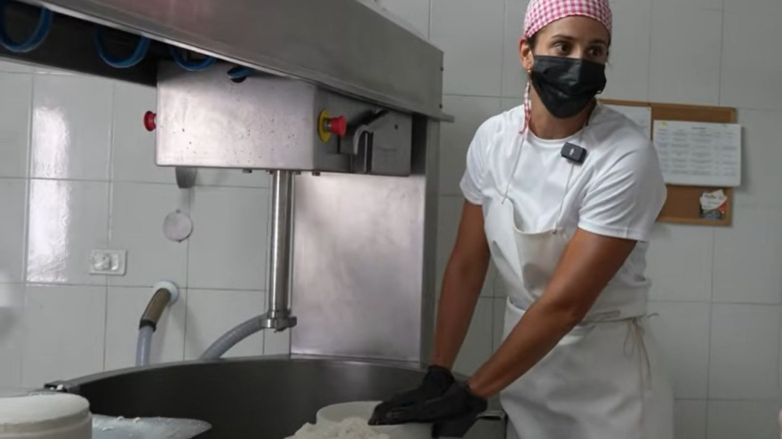 Dalia, empresaria de quesos, en un vídeo de María Pilar Dancausa en su canal de YouTube MP DANCAUSA.